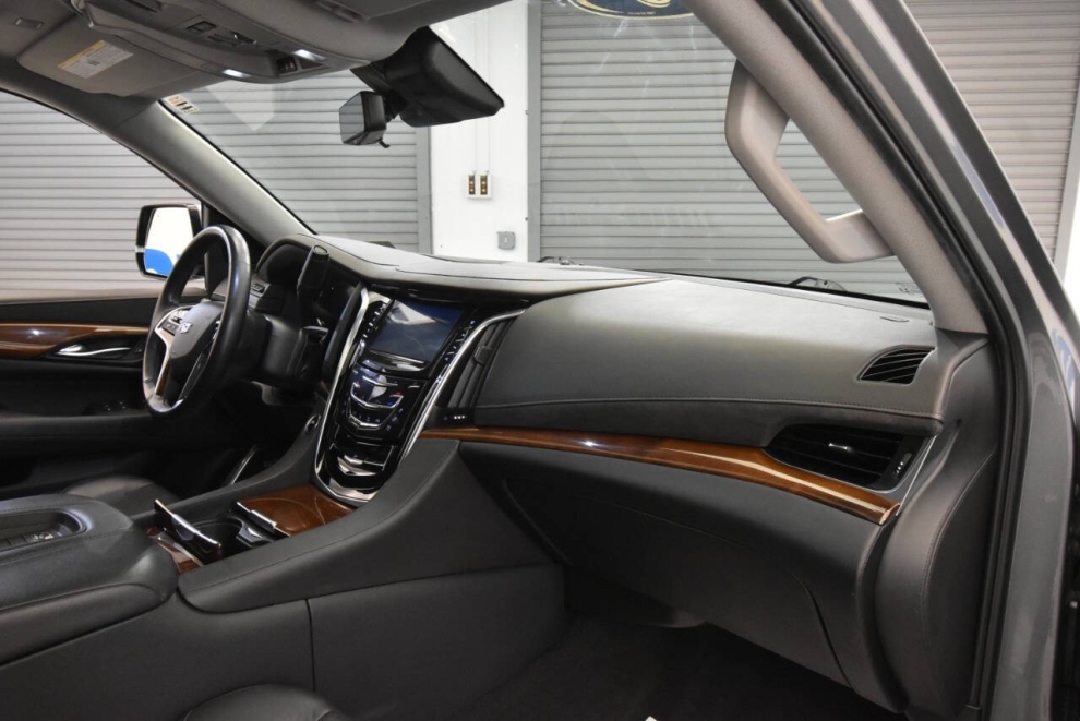 2020 Cadillac Escalade Luxury 4x4 4dr SUV, Gris, Mileage: 55,890 - photo 16