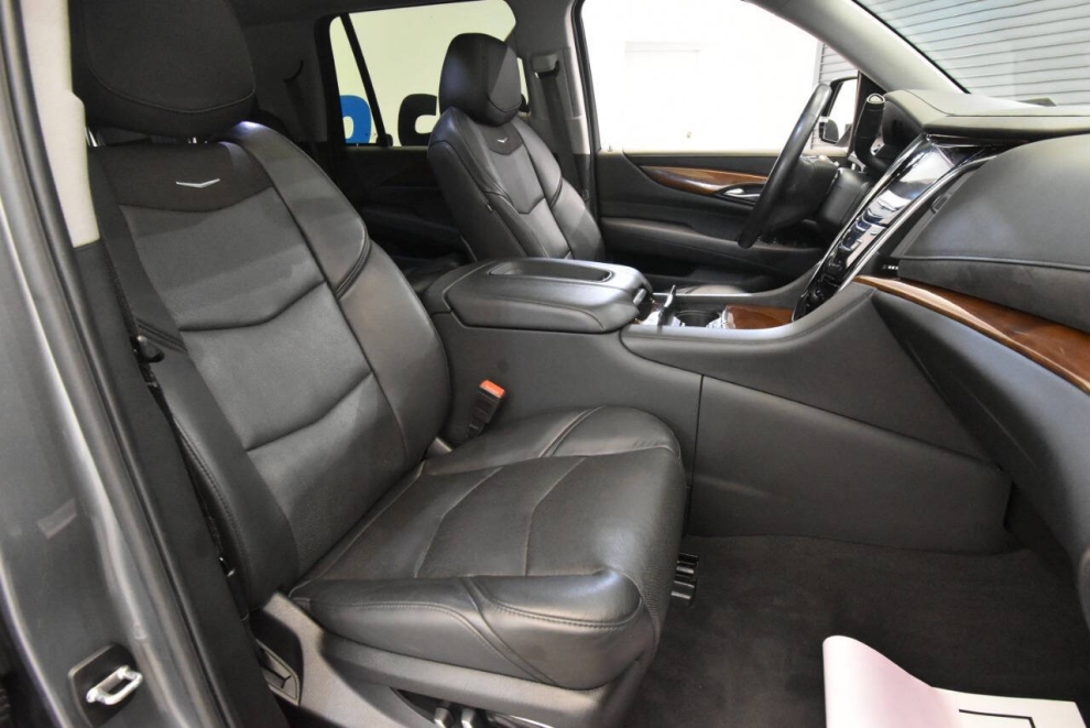 2020 Cadillac Escalade Luxury 4x4 4dr SUV, Gris, Mileage: 55,890 - photo 17