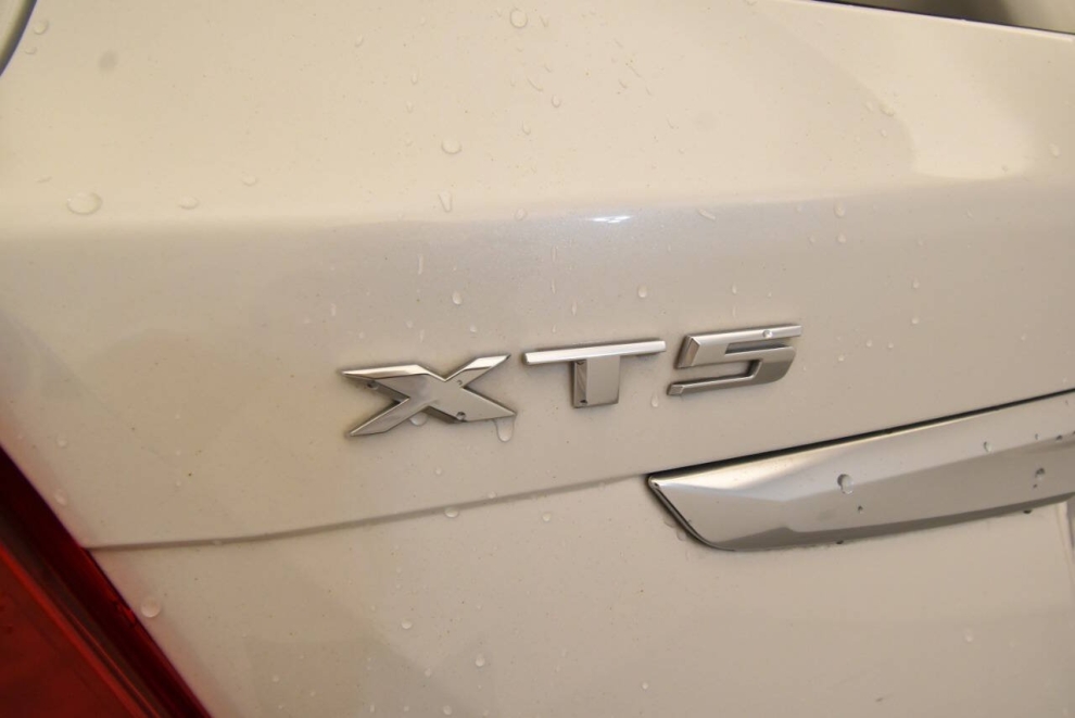 2017 Cadillac XT5 Premium Luxury 4x4 4dr SUV, White, Mileage: 60,130 - photo 30