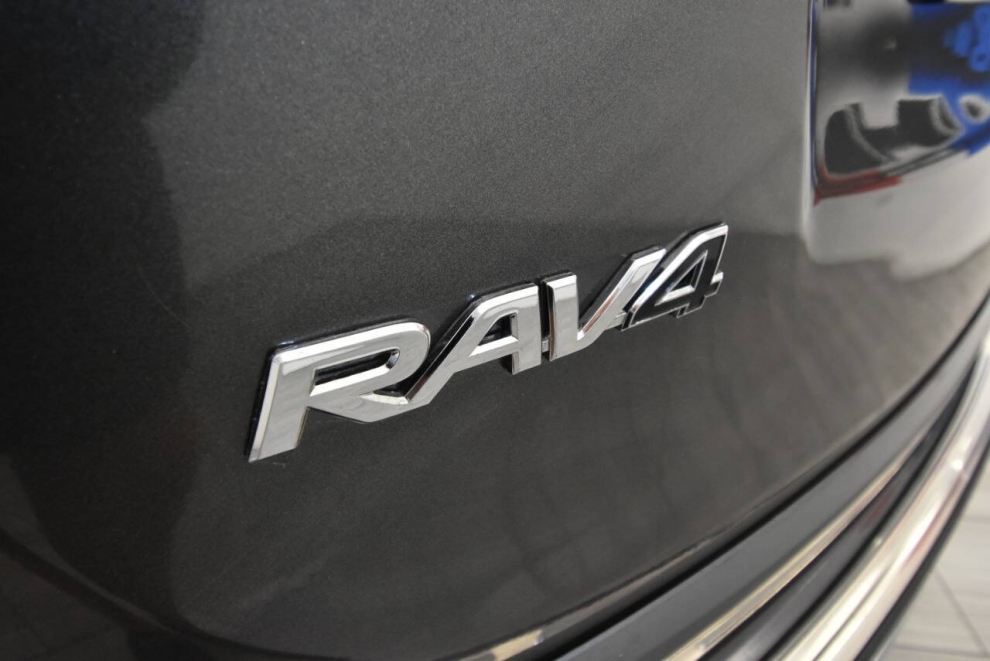 2018 Toyota RAV4 Hybrid LE, Gray, Mileage: 88,022 - photo 29