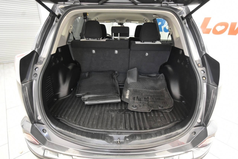 2018 Toyota RAV4 Hybrid LE, Gray, Mileage: 88,022 - photo 31