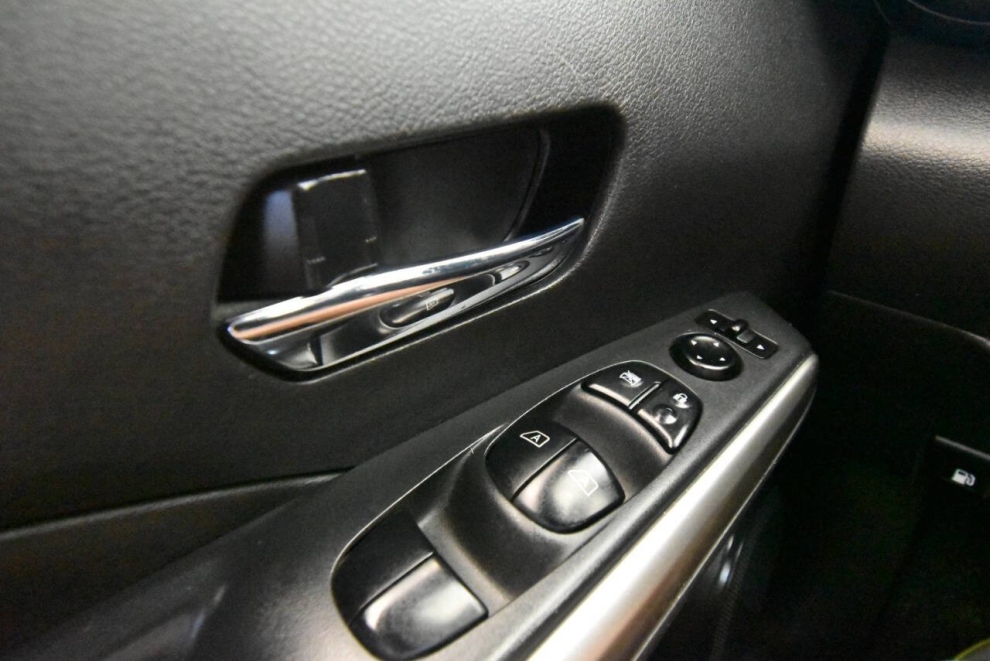 2020 Nissan Kicks SR 4dr Crossover, White, Mileage: 67,871 - photo 27