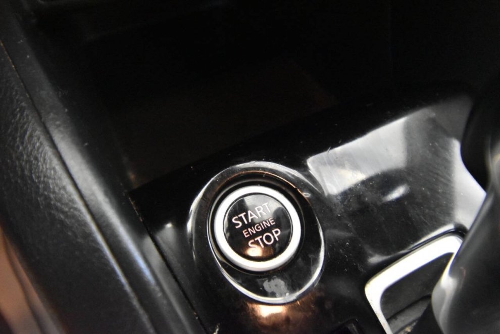 2021 Nissan Versa SV 4dr Sedan, Azul, Mileage: 74,045 - photo 18