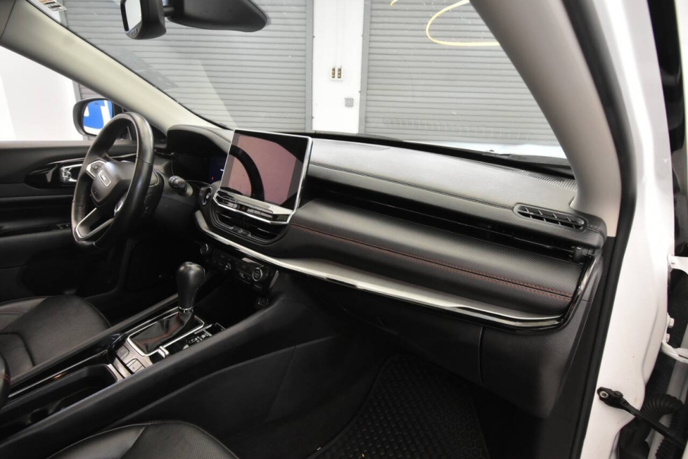 2022 Jeep Compass Trailhawk 4x4 4dr SUV, White, Mileage: 72,590 - photo 14
