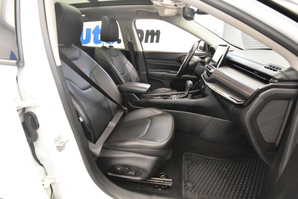 2022 Jeep Compass Trailhawk 4x4 4dr SUV, White, Mileage: 72,590 - photo 15