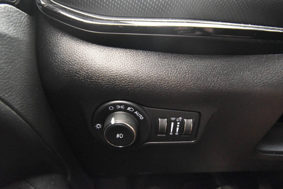 2022 Jeep Compass Trailhawk 4x4 4dr SUV, White, Mileage: 72,590 - photo 28