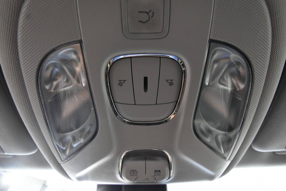 2022 Jeep Compass Trailhawk 4x4 4dr SUV, White, Mileage: 72,590 - photo 30