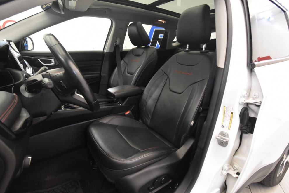 2022 Jeep Compass Trailhawk 4x4 4dr SUV, White, Mileage: 72,590 - photo 9