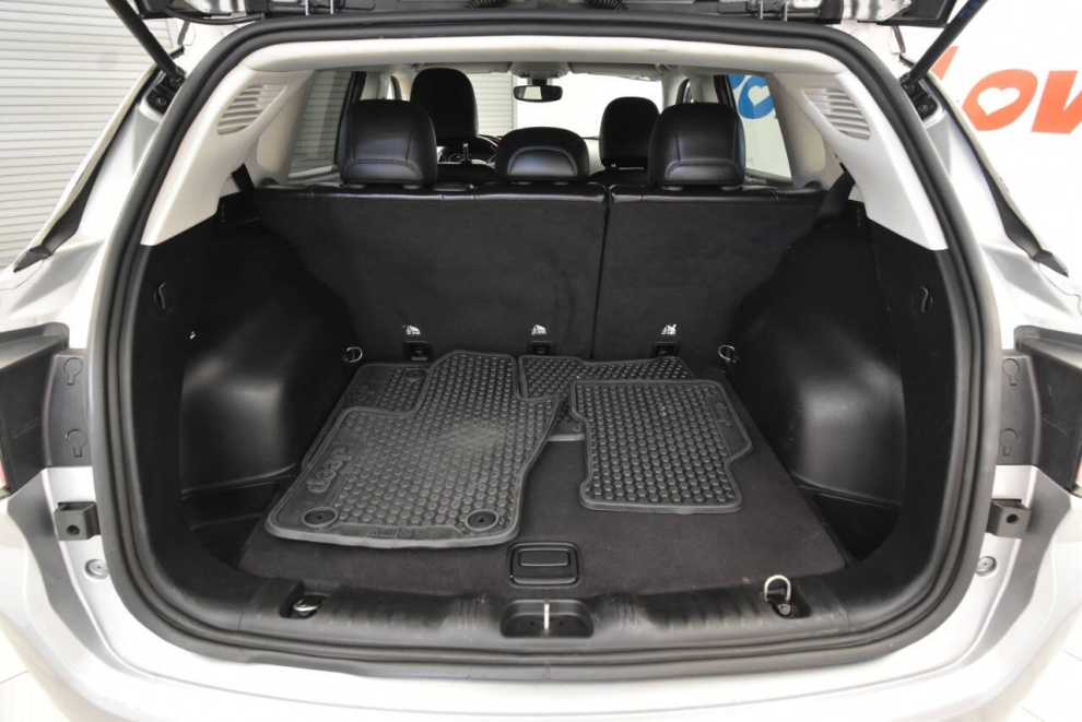 2020 Jeep Compass Trailhawk 4x4 4dr SUV, Silver, Mileage: 94,412 - photo 32