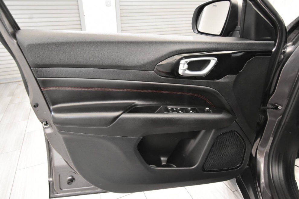 2022 Jeep Compass Trailhawk 4x4 4dr SUV, Gray, Mileage: 31,573 - photo 11