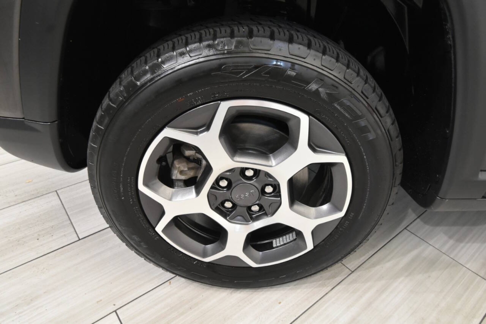 2022 Jeep Compass Trailhawk 4x4 4dr SUV, Gray, Mileage: 31,573 - photo 8