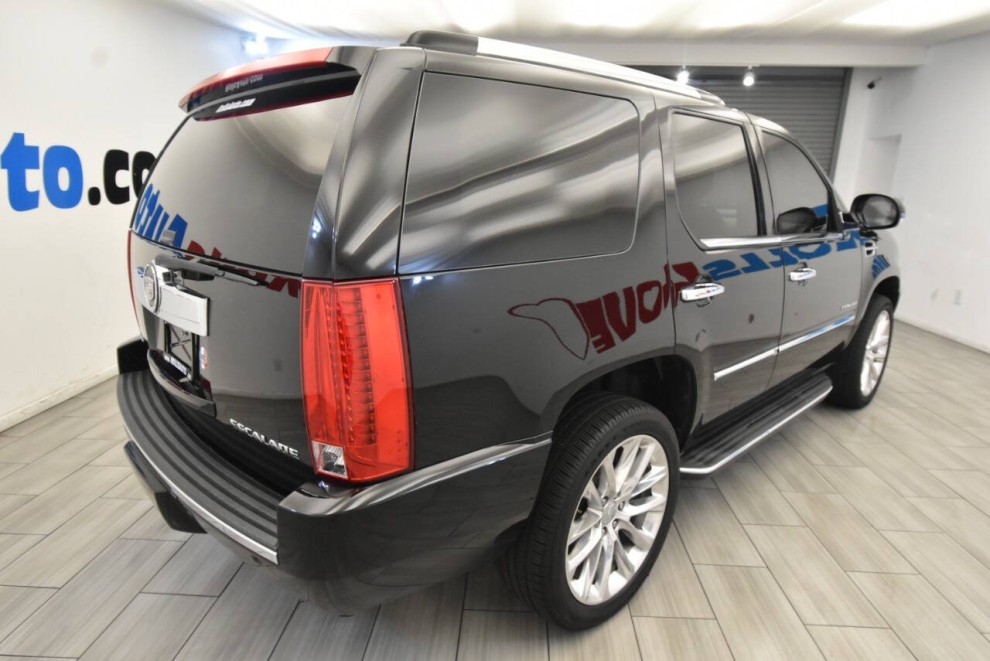2011 Cadillac Escalade Luxury AWD 4dr SUV, Black, Mileage: 103,772 - photo 4