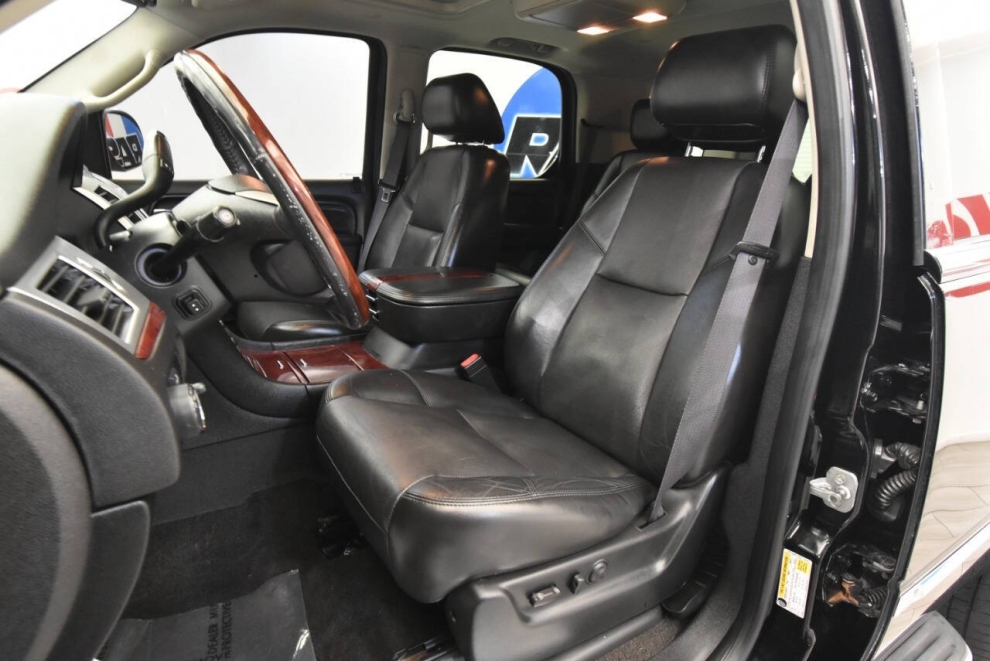 2011 Cadillac Escalade Luxury AWD 4dr SUV, Black, Mileage: 103,772 - photo 9