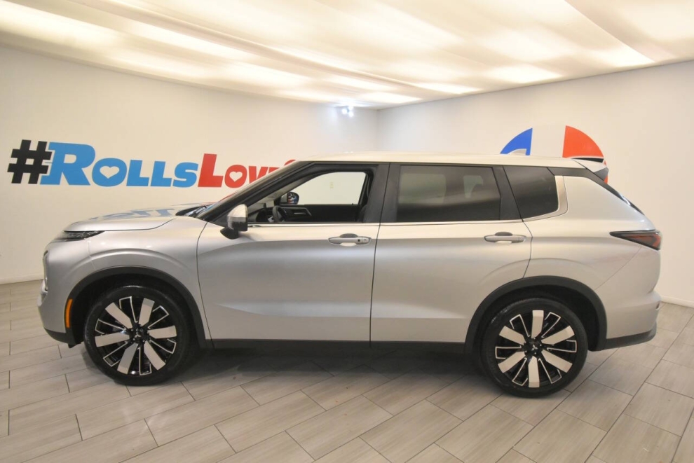 2025 Mitsubishi Outlander SE, Silver, Mileage: 1,545 - photo 1