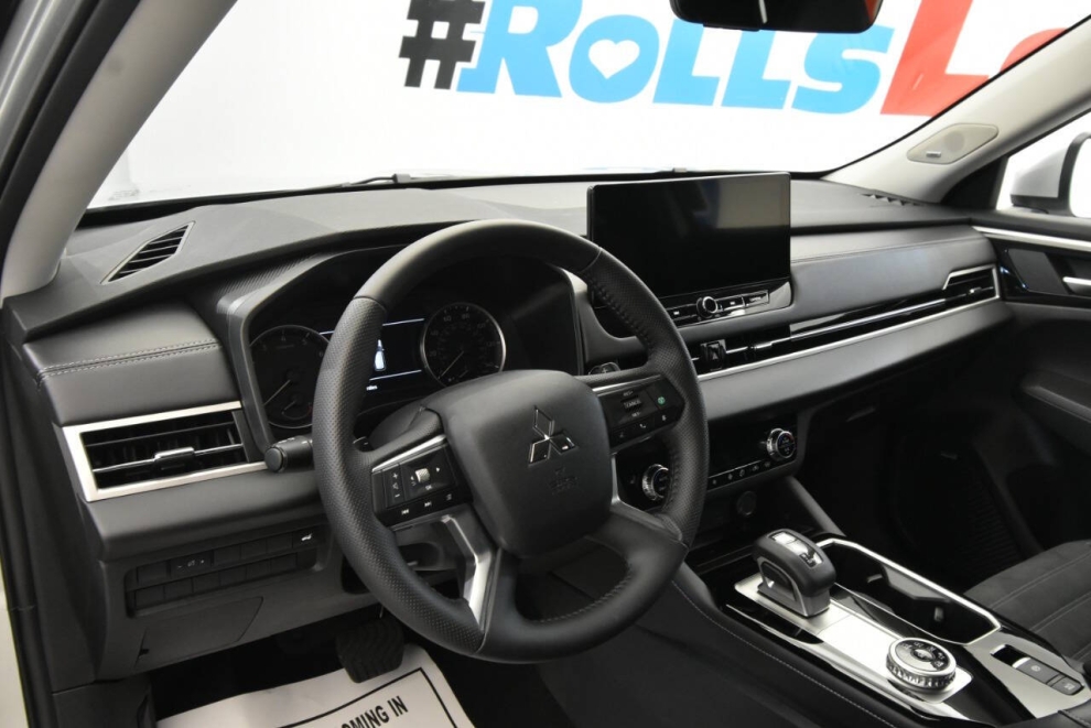 2025 Mitsubishi Outlander SE, Silver, Mileage: 1,545 - photo 10