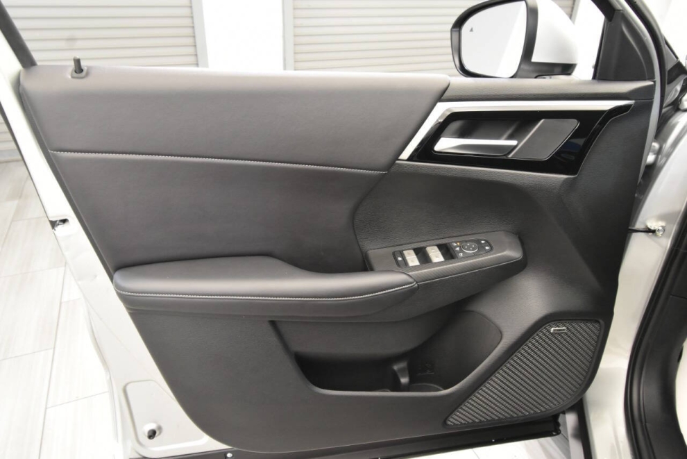 2025 Mitsubishi Outlander SE, Silver, Mileage: 1,545 - photo 11