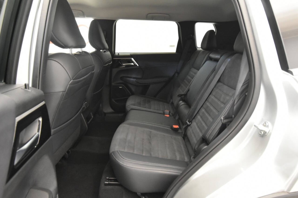 2025 Mitsubishi Outlander SE, Silver, Mileage: 1,545 - photo 12