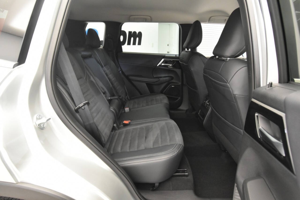 2025 Mitsubishi Outlander SE, Silver, Mileage: 1,545 - photo 17