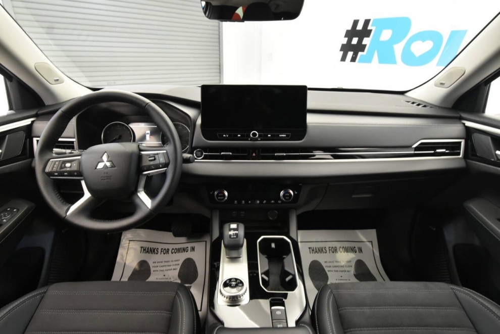 2025 Mitsubishi Outlander SE, Silver, Mileage: 1,545 - photo 18