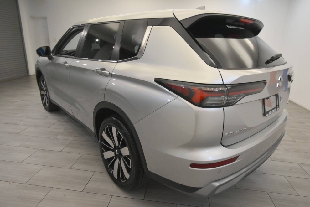 2025 Mitsubishi Outlander SE, Silver, Mileage: 1,545 - photo 2