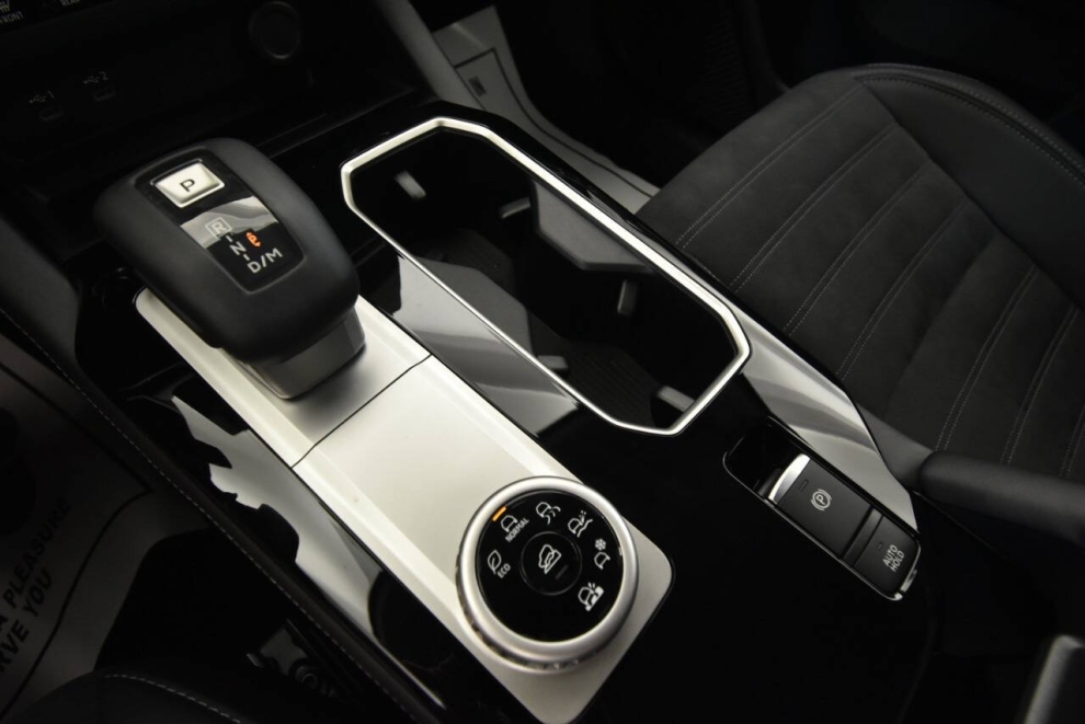2025 Mitsubishi Outlander SE, Silver, Mileage: 1,545 - photo 20