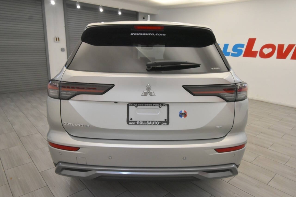 2025 Mitsubishi Outlander SE, Silver, Mileage: 1,545 - photo 3
