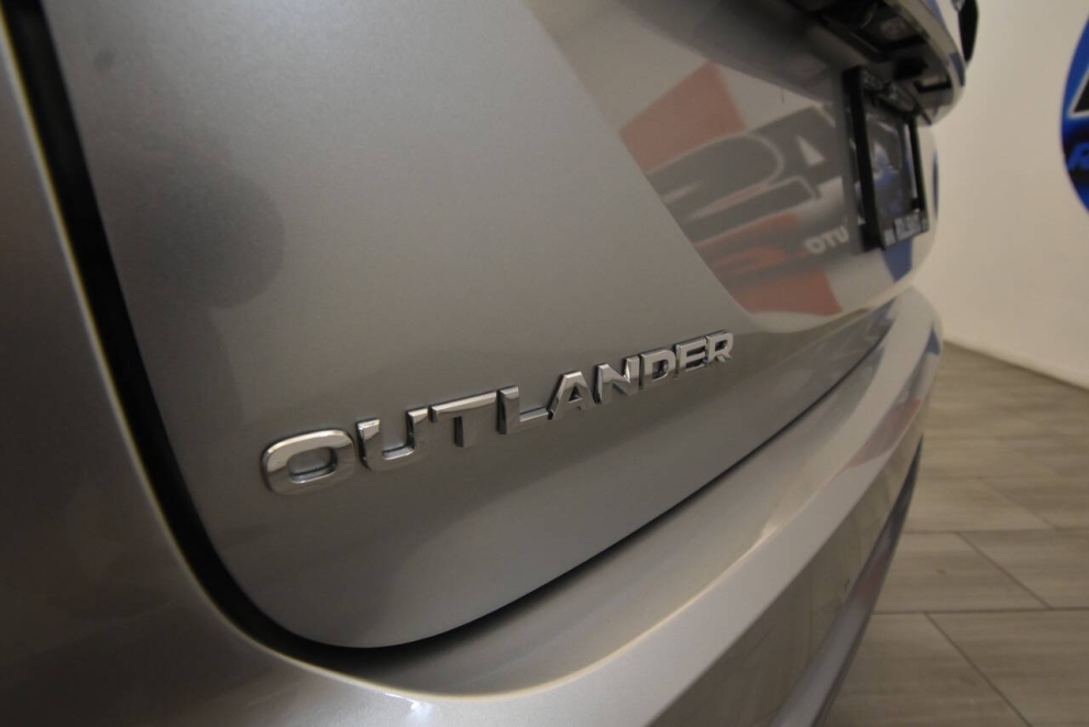 2025 Mitsubishi Outlander SE, Silver, Mileage: 1,545 - photo 30