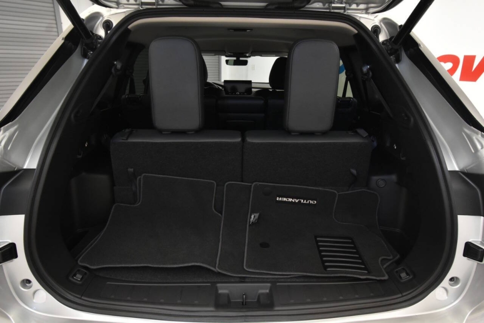 2025 Mitsubishi Outlander SE, Silver, Mileage: 1,545 - photo 32