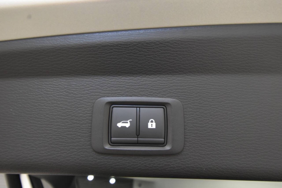 2025 Mitsubishi Outlander SE, Silver, Mileage: 1,545 - photo 33