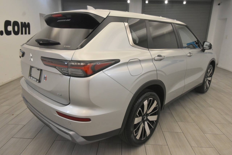2025 Mitsubishi Outlander SE, Silver, Mileage: 1,545 - photo 4