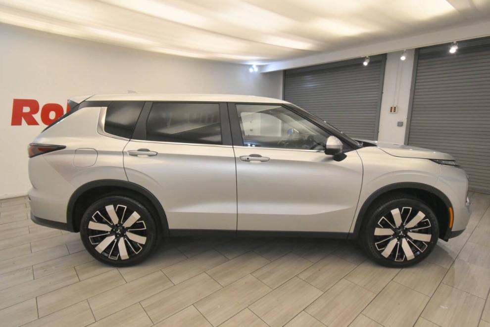 2025 Mitsubishi Outlander SE, Silver, Mileage: 1,545 - photo 5