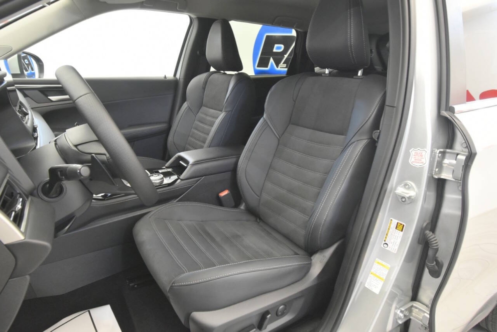 2025 Mitsubishi Outlander SE, Silver, Mileage: 1,545 - photo 9