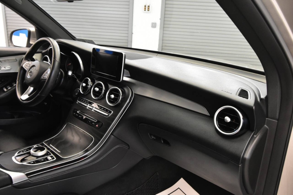 2019 Mercedes-Benz GLC GLC 300 4MATIC AWD 4dr SUV, Silver, Mileage: 111,135 - photo 14