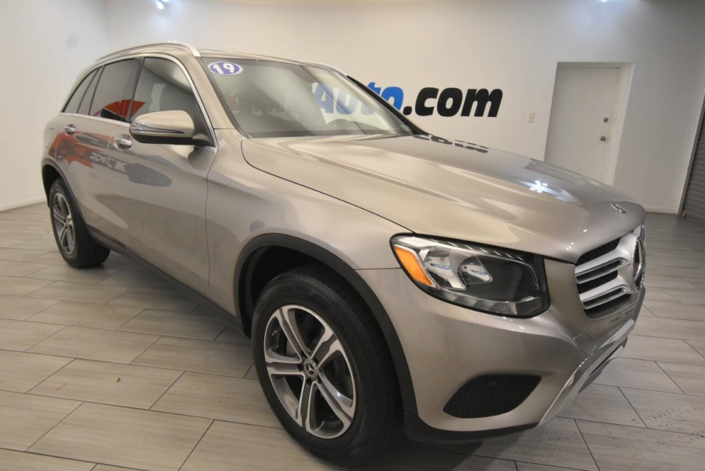 2019 Mercedes-Benz GLC GLC 300 4MATIC AWD 4dr SUV, Silver, Mileage: 111,135 - photo 6
