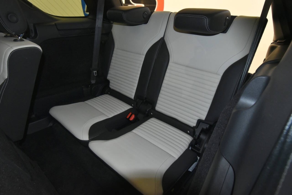 2023 Land Rover Discovery P300 S R Dynamic AWD 4dr SUV, White, Mileage: 62,742 - photo 15