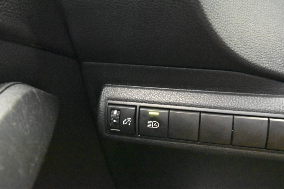 2021 Toyota Corolla LE 4dr Sedan, White, Mileage: 62,156 - photo 26