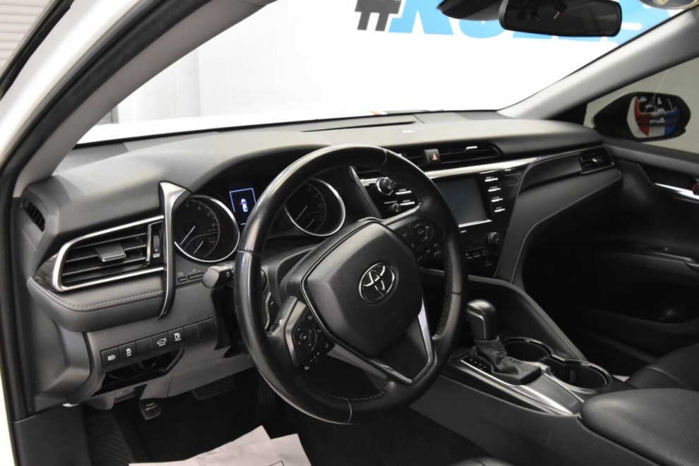 2020 Toyota Camry SE, White, Mileage: 79,622 - photo 10