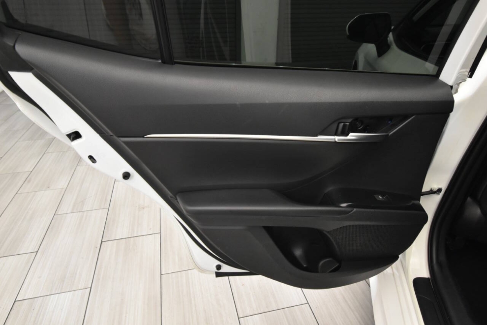 2020 Toyota Camry SE, White, Mileage: 79,622 - photo 13