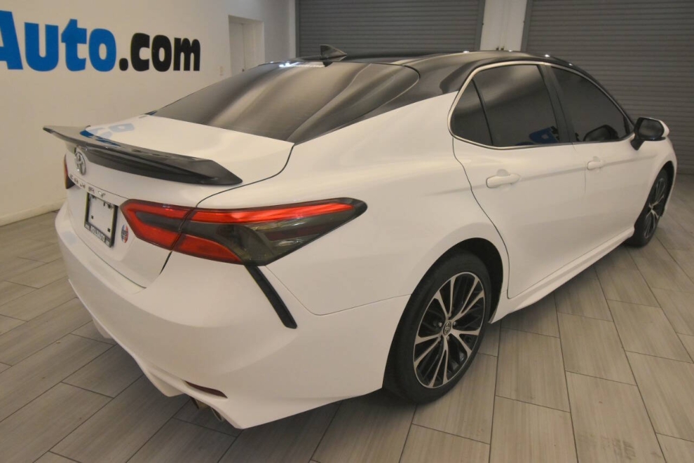 2020 Toyota Camry SE, White, Mileage: 79,622 - photo 4