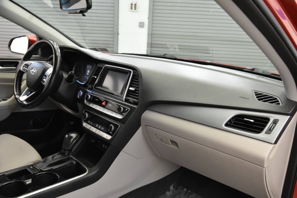 2019 Hyundai Sonata SEL, Red, Mileage: 79,949 - photo 14