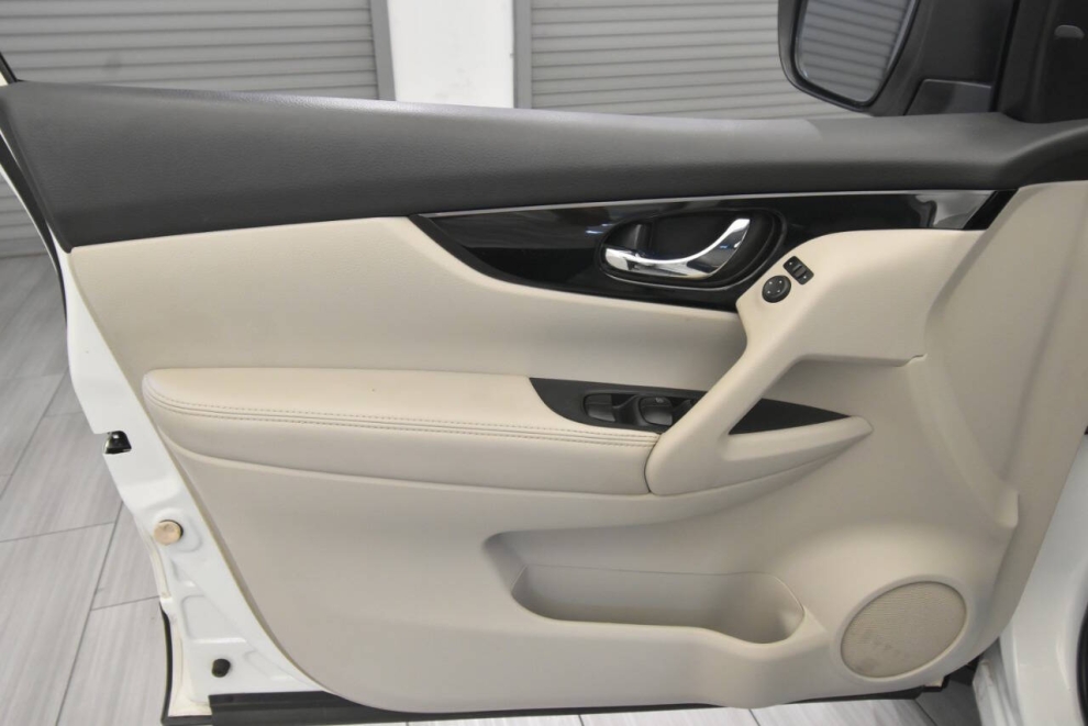 2019 Nissan Rogue Sport SV, Blanco, Mileage: 97,140 - photo 11