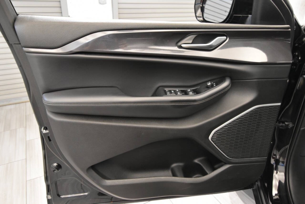 2022 Jeep Grand Cherokee L Altitude, Black, Mileage: 66,229 - photo 11