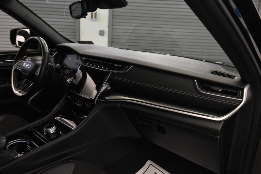 2022 Jeep Grand Cherokee L Altitude, Black, Mileage: 66,229 - photo 15