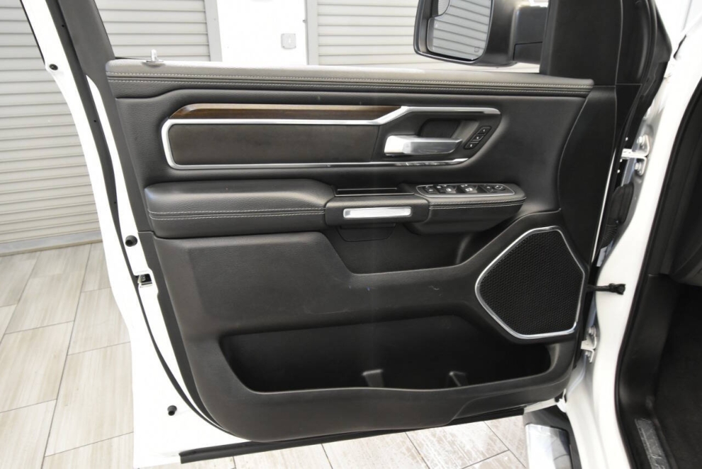 2022 RAM 1500 Laramie 4x4 4dr Crew Cab 5.6 ft. SB Pickup, White, Mileage: 71,409 - photo 11