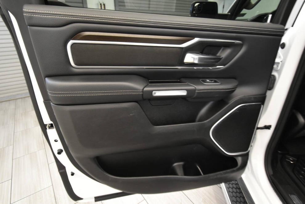2022 RAM 1500 Laramie 4x4 4dr Crew Cab 5.6 ft. SB Pickup, White, Mileage: 71,409 - photo 13