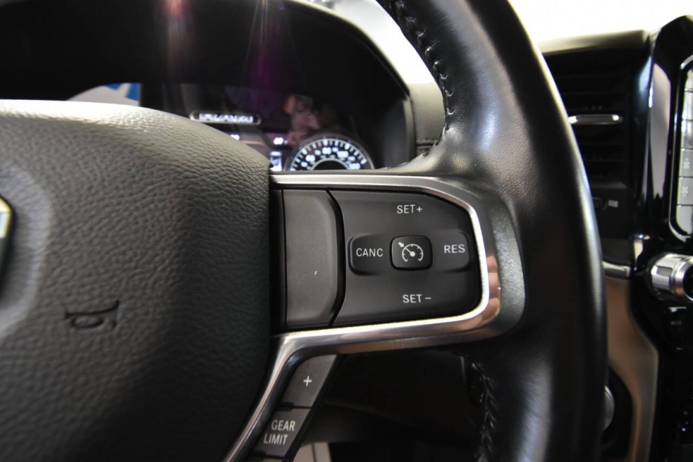 2022 RAM 1500 Laramie 4x4 4dr Crew Cab 5.6 ft. SB Pickup, White, Mileage: 71,409 - photo 25