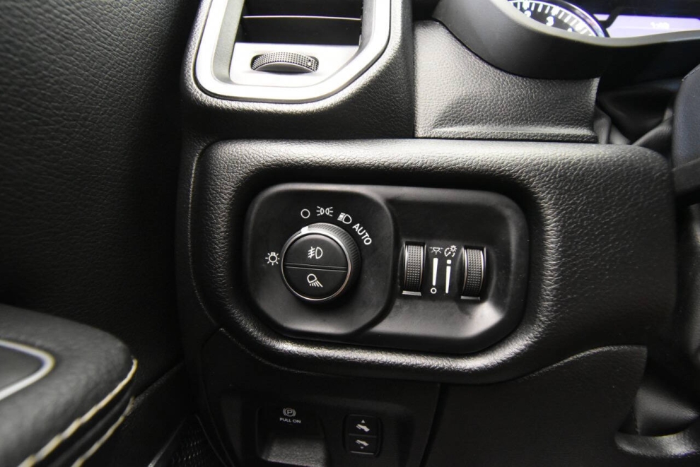 2022 RAM 1500 Laramie 4x4 4dr Crew Cab 5.6 ft. SB Pickup, White, Mileage: 71,409 - photo 27