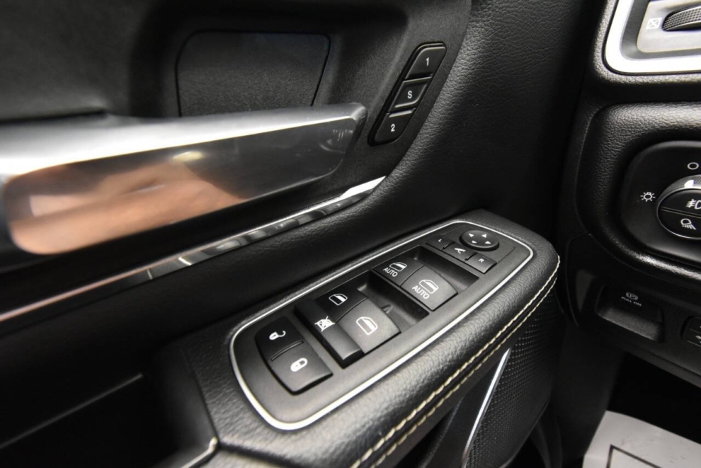 2022 RAM 1500 Laramie 4x4 4dr Crew Cab 5.6 ft. SB Pickup, White, Mileage: 71,409 - photo 28