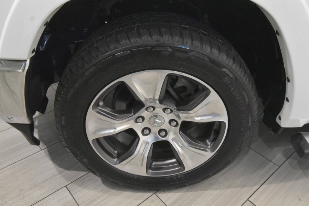2022 RAM 1500 Laramie 4x4 4dr Crew Cab 5.6 ft. SB Pickup, White, Mileage: 71,409 - photo 8