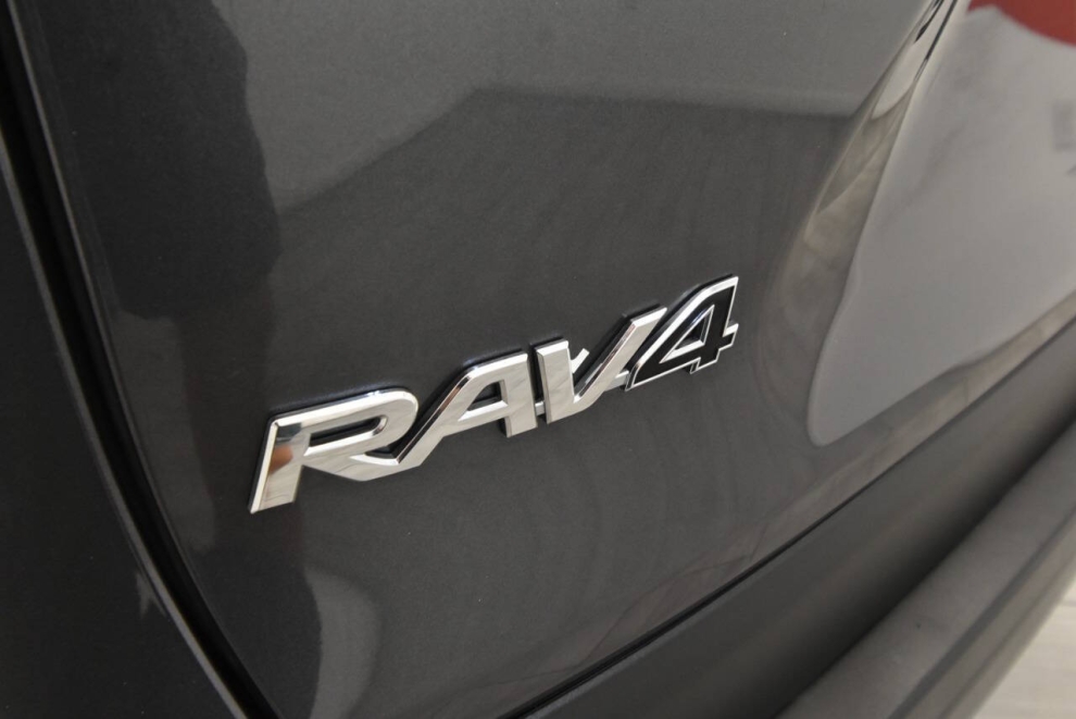 2020 Toyota RAV4 Hybrid XLE AWD 4dr SUV, Gray, Mileage: 89,940 - photo 31